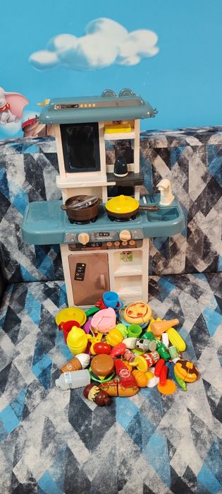 Детская кухня с посудой