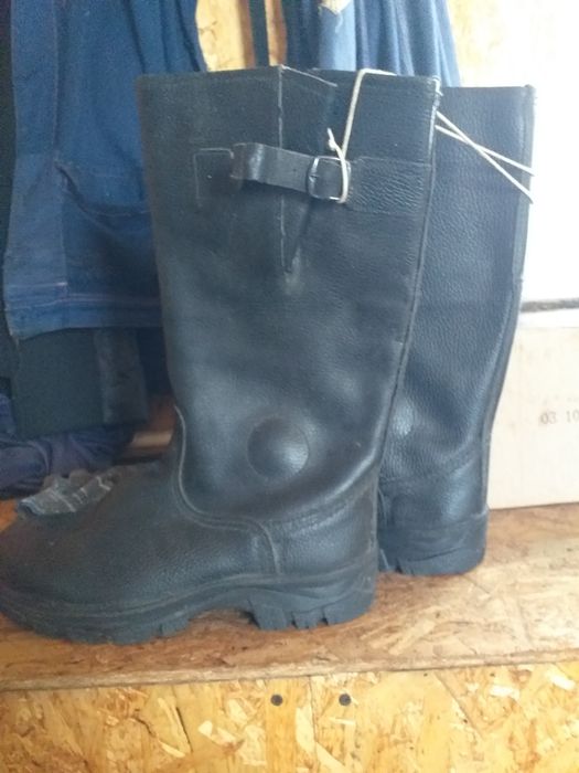 Продам зимняя спец обувь новая