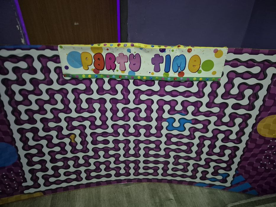 Два панно, рисунка с изображением лабиринта даром