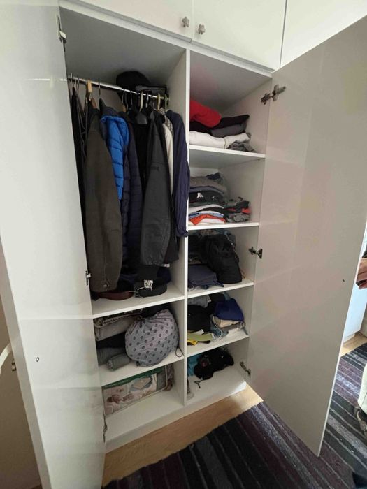 Трикрилен гардероб с надстройка и допълнителен модул