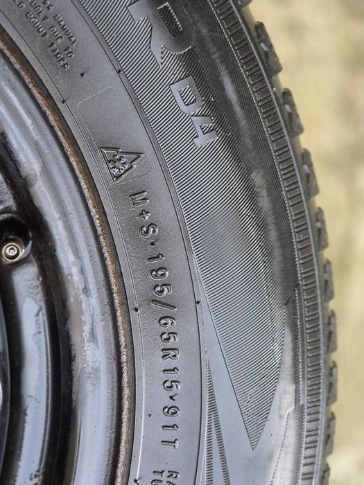 Vând set complet roți Iarnă Anvelope NOKIAN (195/65 R15) + Jante Oțel