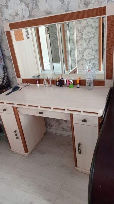 Стол с зеркалом.