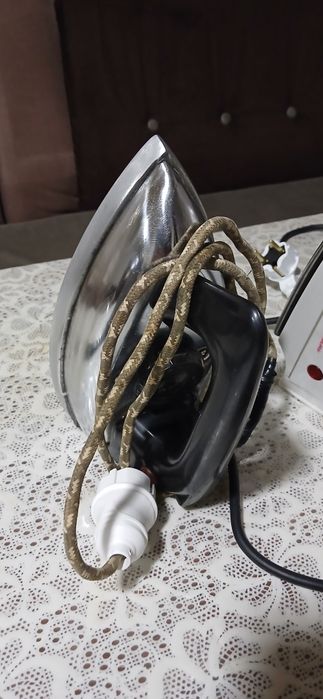 Утюг для глажки вещей паравой