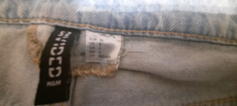 Blugi rupți și evazați H&M