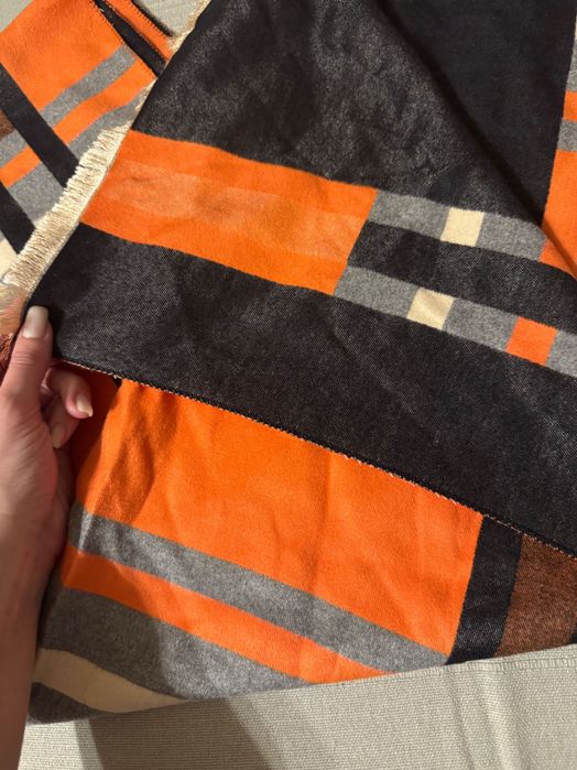 Оранжево черен шал