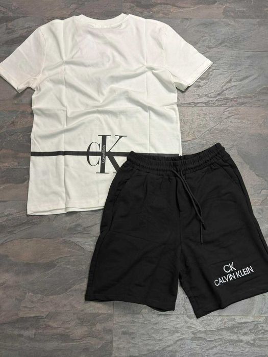 Модерен мъжки летен комплект/екип CALVIN KLEIN тениска + къси панталони – комфорт, стил и перфектна визия за топлите дни!