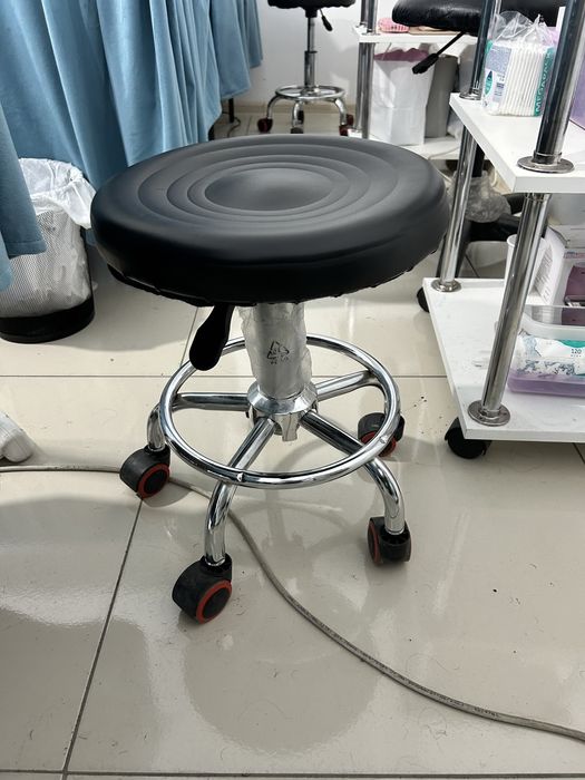 Продаю кресло на колесиках