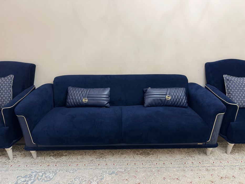 Диван для дома с двумя креслами