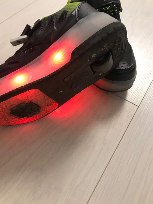 Adidași cu rotile și luminite