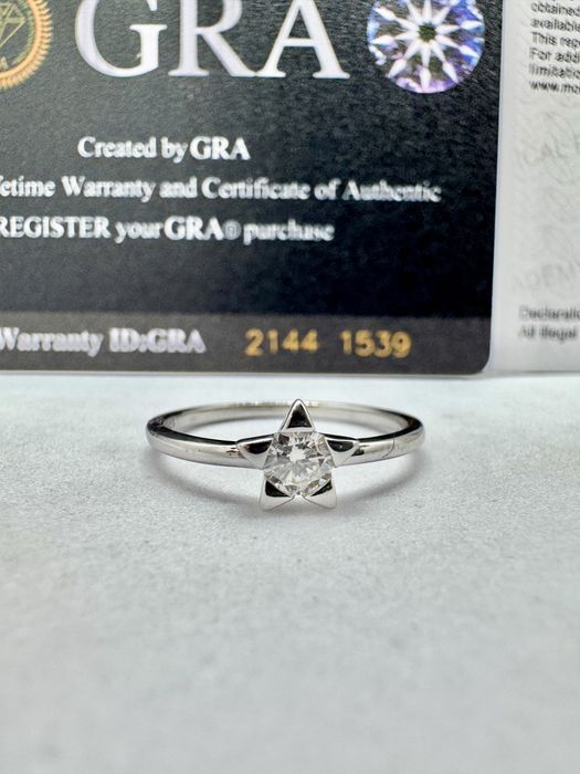 Сребърен пръстен с мойсанит (Диамант) 0.3 карата