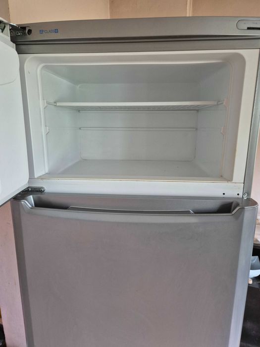 Хладилник Indesit с горна камера