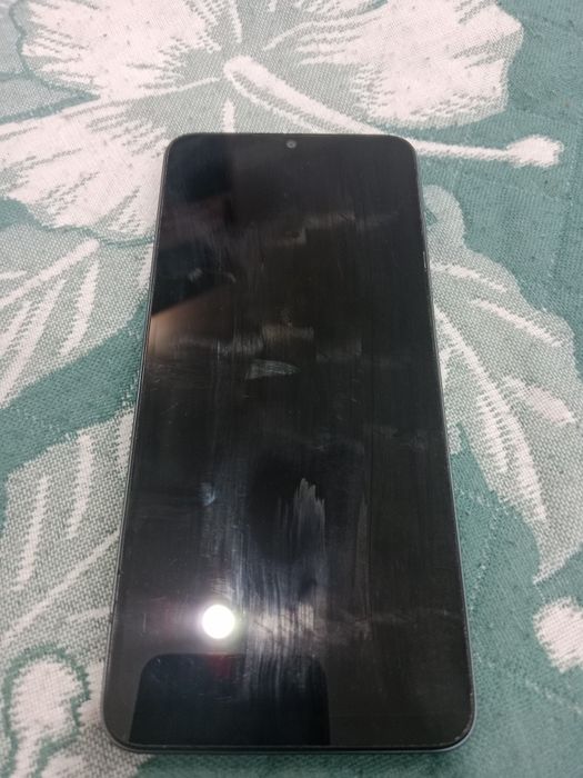 Телефон и наушники