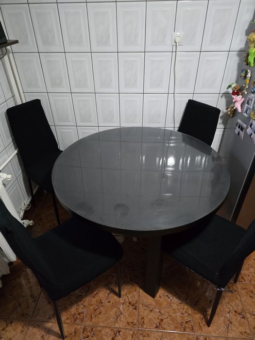 Masa rotunda cu 4 scaune