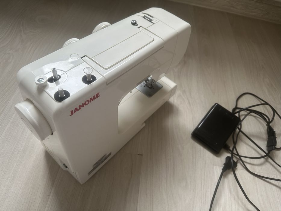 Швейная машина Janome
