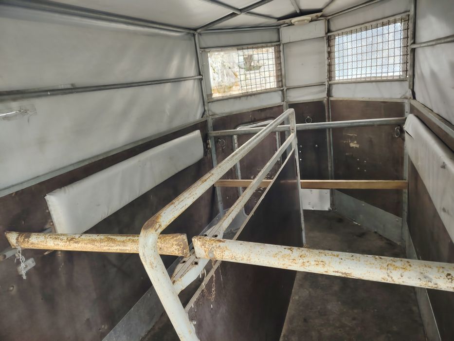 Remorcă pentru transport animale vii