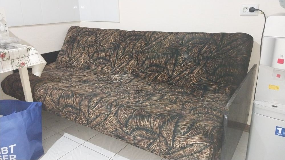 Отдам даром стол и диван