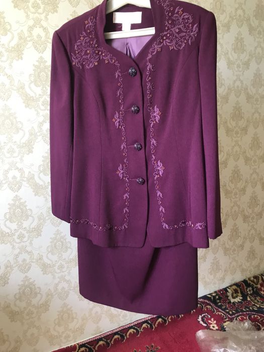 Женские костюмы праздничные