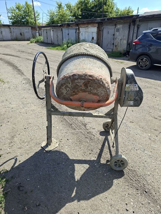 Бетономешалка в рабочем состояний