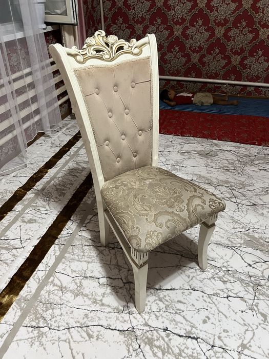 Стол стулья в хорошем состояний