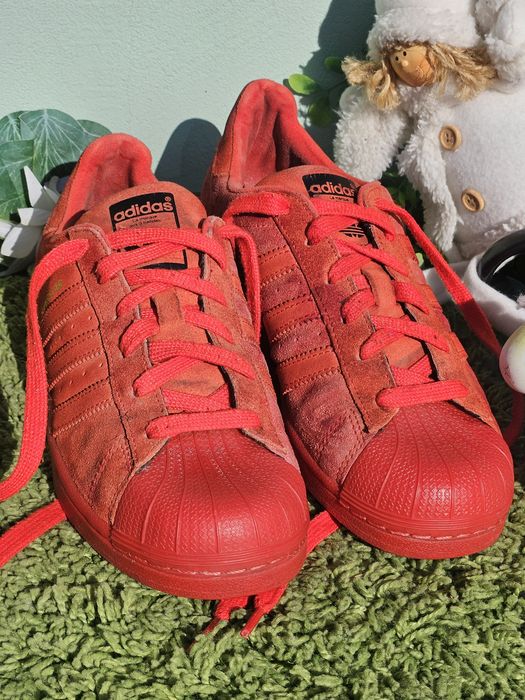 Adidas superstar в червено