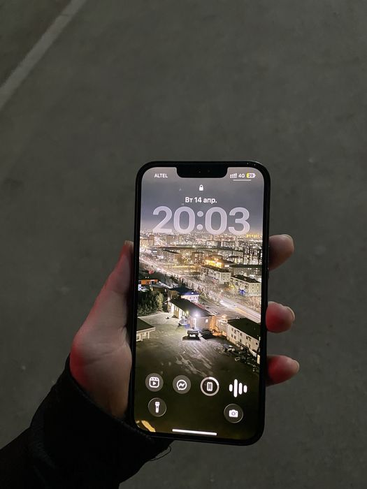 Iphone 13 в темном зеленом цвете