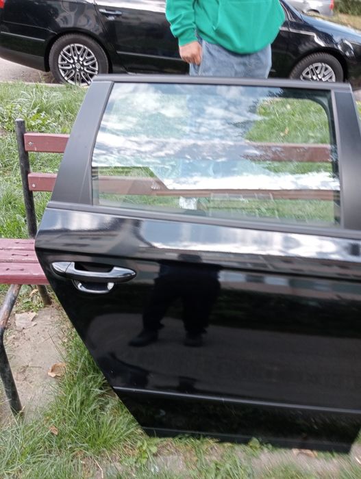 Ușa de vânzare auto