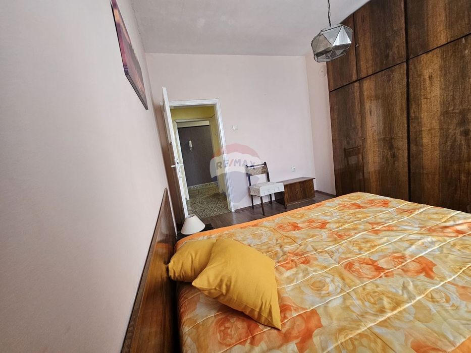 Четиристаен апартамент под наем, Окръжна болница