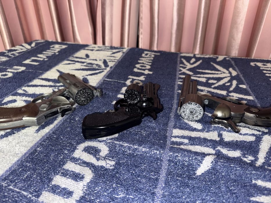 Продам игрушечные пистолеты
