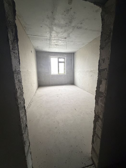 Навои шахар. 7 микрараеон. Домбыта урнига курилган домлан 1 хона сотил