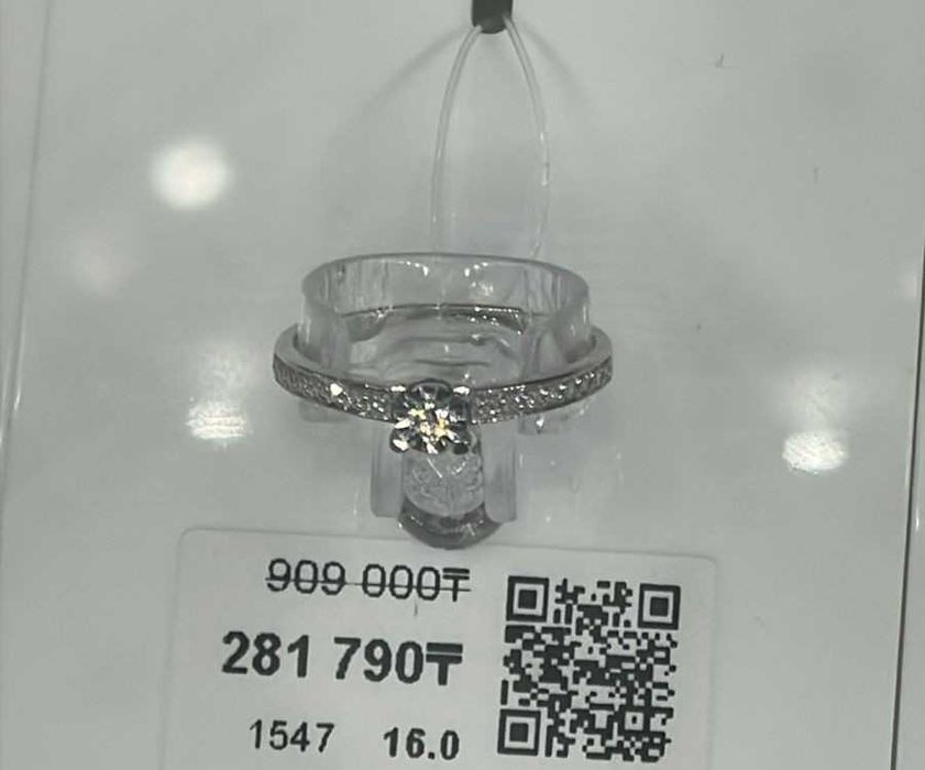 Кольцо с бриллиантом