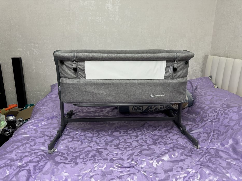 Манеж-кровать серого цвета