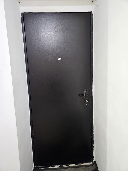 Есік,диван,прихожка