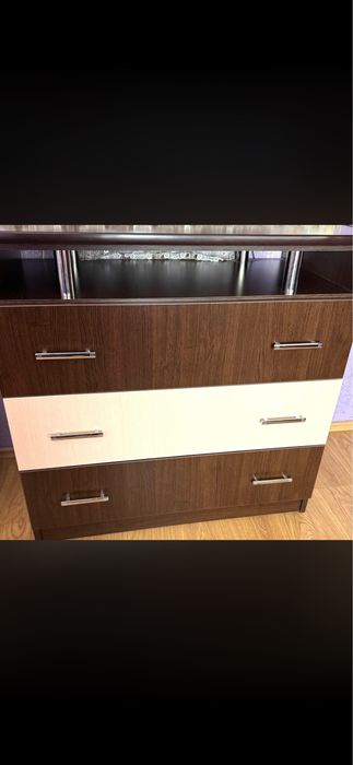 Vând comodă cu 3 sertare 95x50x90