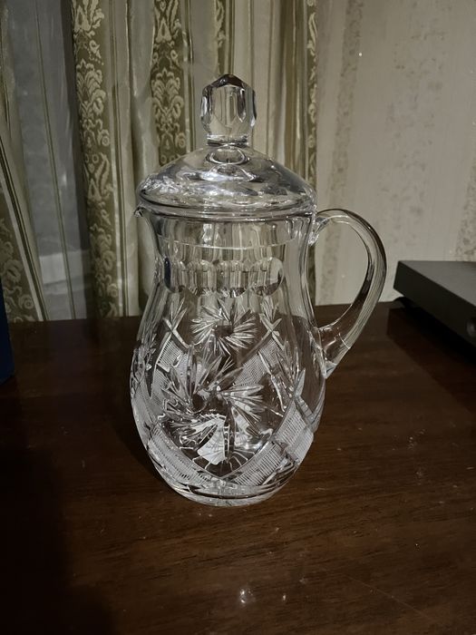 Стеклянный кувшин