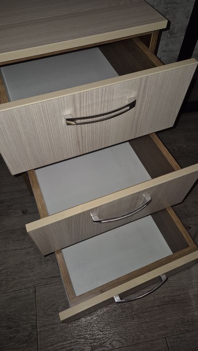 Продам тумбочку на колёсах