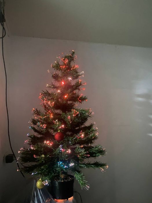 Продается электрическая  елка крутящаяся с подсветкой