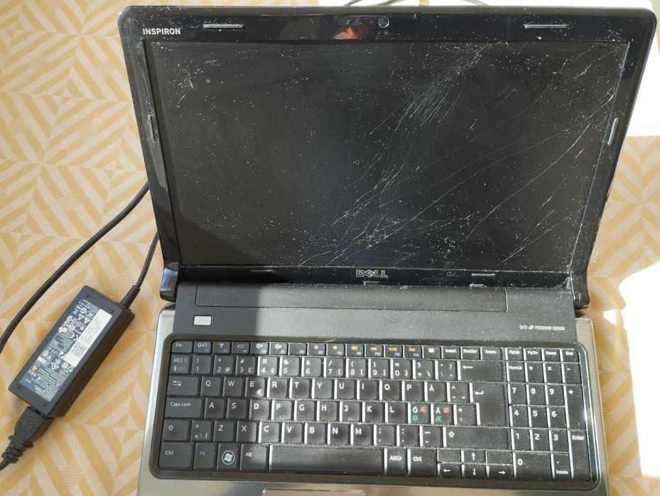 Лаптоп DELL, 4 GB DDR3, i3-350M, 250 GB, спукан дисплей, легален Win10