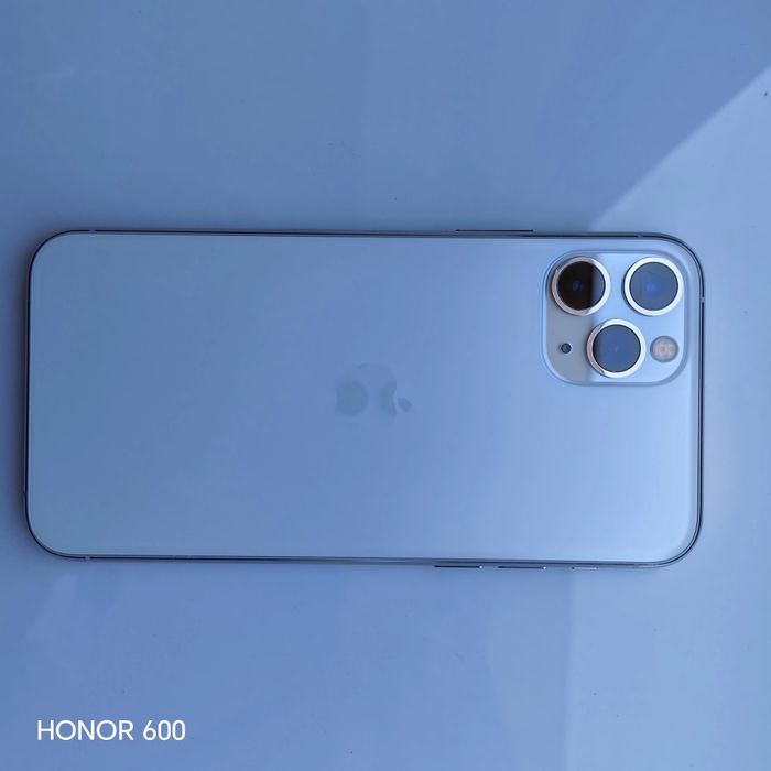 Iphone 11 pro 
Xotira : 256 GB
Batereya : 81 % 
Rangi : White 
Kar