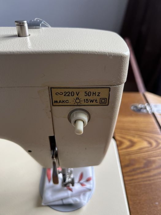 Продам советскую швейную машинку «Чайка •142м»