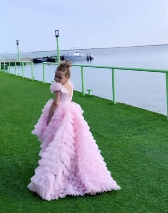 Шикарное платье с шлейфом