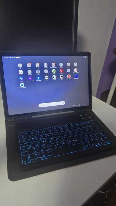Таблет Samsung Tab S9 FE 256 GB + подарък Клавиатура и калъв