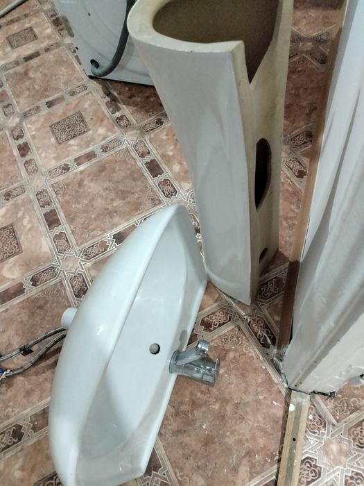 Продам раковину с краном