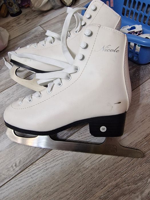 Продам коньки для фигурного катания
