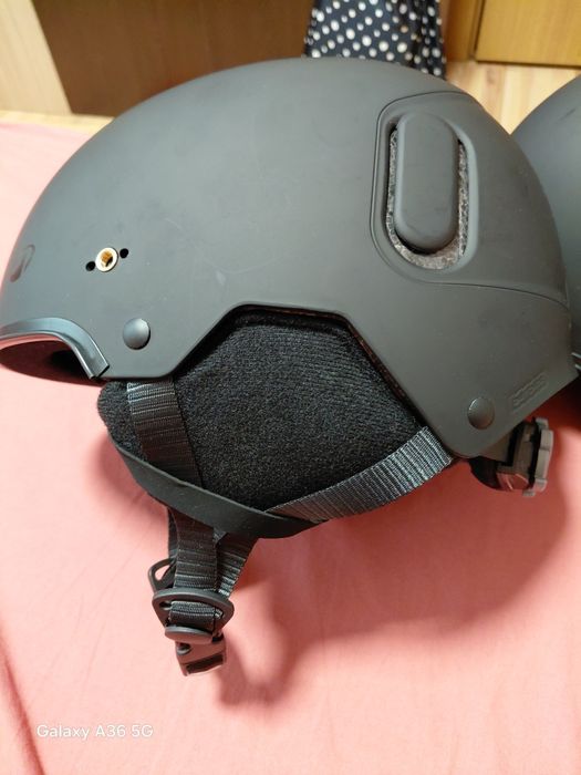 Каски за ски нови.