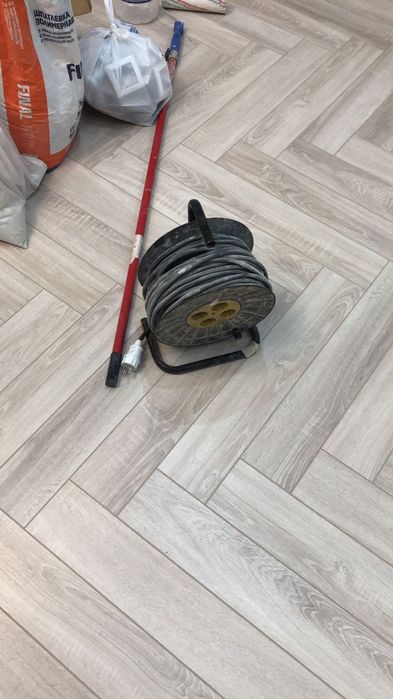 Укладка ламината, кварцвинил ,плинтуса