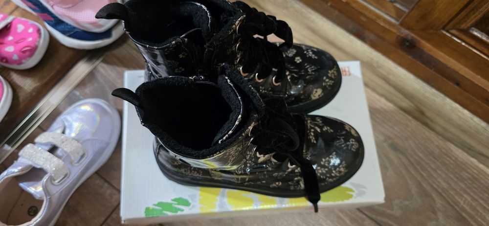 Запазени обувки и ботиши за момиче