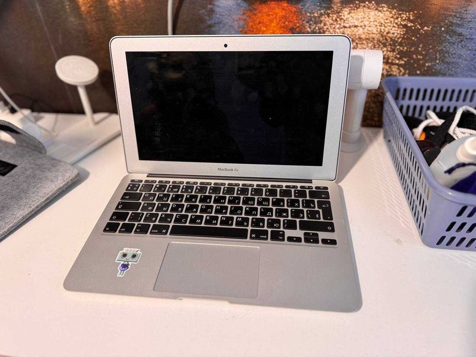 Apple MacBook Air 11" (Mid 2012)