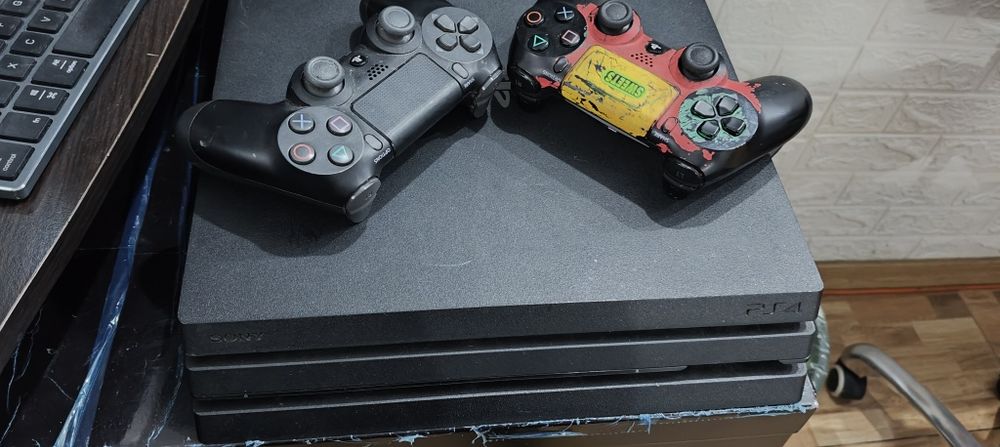 PlayStation 4 Pro 1tb+2 controller-e / nu citește Cd-ul