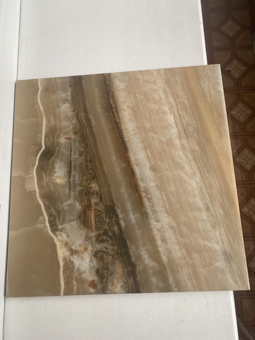 Коричневый и белый кафель