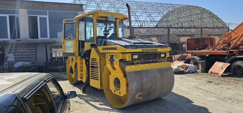 Дарожный 2 валцовий пневматический коток DYNAPAC